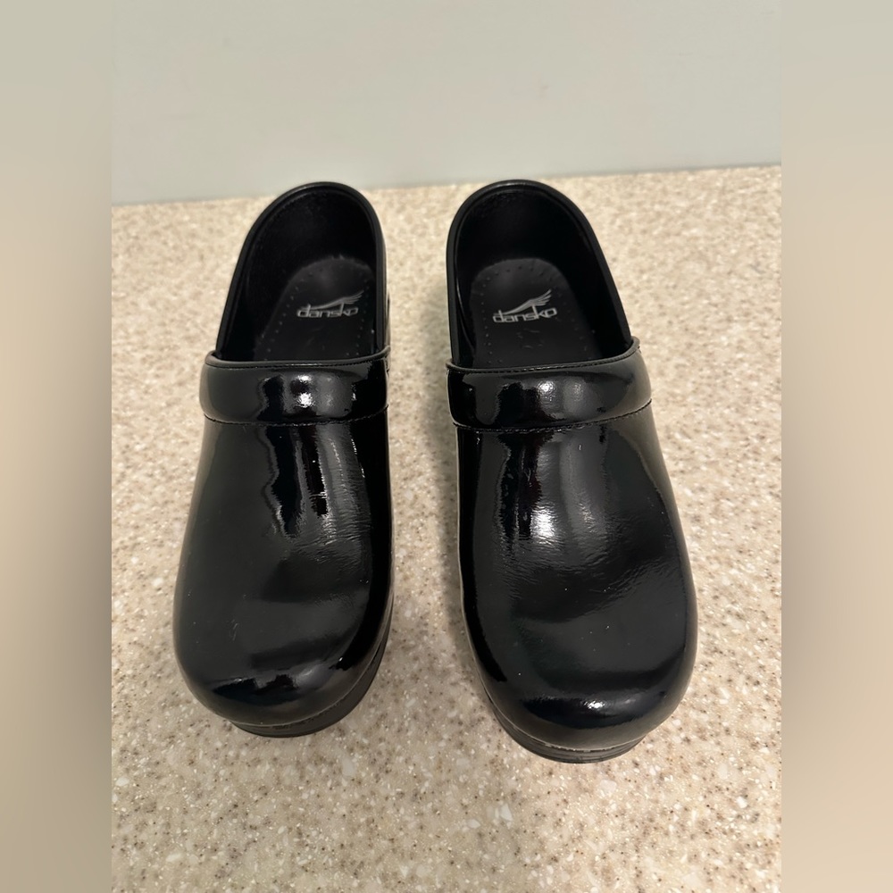 Dansko Womens black patent leather clogs size 39 perfect condition